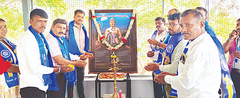 ಸರಗೂರು ತಾಲೂಕಿನ ಬಿ ಮಟಕರೆ ಪಬ್ಲಿಕ್ ಶಾಲೆಯಲ್ಲಿ ಆಯೋಜಿಸಿದ್ದ ಎಸ್‌ಎಸ್‌ಎಲ್‌ಸಿ ಮಕ್ಕಳಿಗೆ ಪರೀಕ್ಷೆ ಪೂರ್ವ ತರಬೇತಿ ಕಾರ್ಯಕ್ರಮವನ್ನು ಕ್ಷೇತ್ರ ಶಿಕ್ಷಣಾಧಿಕಾರಿ ಸಿ.ಎನ್. ರಾಜು ಉದ್ಘಾಟಿಸಿದರು. ರಾಜು, ನಾರಯಣ ಇತರರು ಇದ್ದರು.