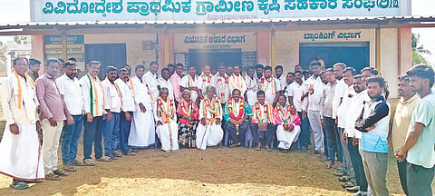 ಸರಗೂರು ತಾಲೂಕಿನ ಕಿತ್ತೂರು (ಬಸಾಪುರ) ಕೃಷಿ ಪತ್ತಿನ ಸಹಕಾರ ಸಂಘಕ್ಕೆ ಆಯ್ಕೆಯಾದ ಅಧ್ಯಕ್ಷ  ಎಂ.ಮಲ್ಲೇಶ್, ಉಪಾಧ್ಯಕ್ಷ ಸ್ವಾಮಿಗೌಡ ಅವರನ್ನು ಮುಖಂಡ ಅಭಿನಂದಿಸಿದರು. ನರಸಿಂಹಮೂರ್ತಿ, ರವಿ, ಶಿವರಾಜು, ನಾಗರಾಜು, ಮಣಿ ಇದ್ದರು.