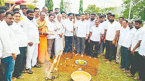 ಸರಗೂರು ತಾಲೂಕಿನ ನುಗು ಜಲಾಶಯದ ಪ್ರವಾಸಿ ಮಂದಿರದ ಆಧುನೀಕರಣ ಕಾಮಗಾರಿಗೆ ನಂಜನಗೂಡು ಶಾಸಕ ದರ್ಶನ್ ಧ್ರುವನಾರಾಯಣ ಭೂಮಿಪೂಜೆ ನೆರವೇರಿಸಿದರು. ಶಂಭುಲಿಂಗನಾಯಕ, ಎಚ್.ಸಿ. ನರಸಿಂಹಮೂರ್ತಿ, ಮಾರುತಿ ಇತರರಿದ್ದರು.