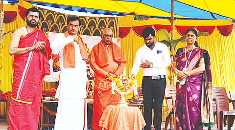 ಸರಗೂರು ತಾಲೂಕಿನ ಪಟ್ಟಣದ ಶ್ರೀ ದೇವರಾಜುಸ್ವಾಮಿ ನಿರಂತರ ಶಾಲೆಯಲ್ಲಿ ಮಕ್ಕಳಿಗಾಗಿ ಆಯೋಜಿಸಲಾಗಿದ್ದ ಅಕ್ಷರಾಭ್ಯಾಸ ಕಾರ್ಯಕ್ರಮವನ್ನು ವೇಣುಗೋಪಾಲ್ ಉದ್ಘಾಟಿಸಿದರು. ಡಾ ಷಡಕ್ಷರಿ ಸ್ವಾಮೀಜಿ, ಸಲೀಮ, ಗುರುಸ್ವಾಮೀಜಿ ಇದ್ದರು.