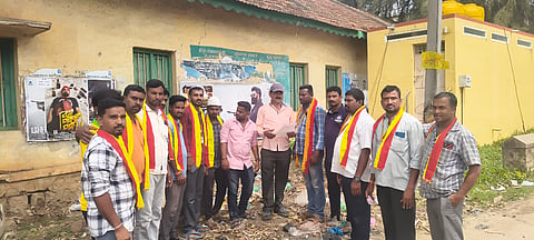 ಸರಗೂರು ತಾಲೂಕಿನ ಪಟ್ಟಣದ ಒಂದನೇ ಮುಖ್ಯ ರಸ್ತೆಯಲ್ಲಿರುವ ಶೌಚಗೃಹ ತೆರೆಯುವಂತೆ ಒತ್ತಾಯಿಸಿ ಕರ್ನಾಟಕ ಯುವರಕ್ಷಣಾ ವೇದಿಕೆ ಪ್ರತಿಭಟನೆ ನಡೆಸಿತು. ಎಂ.ಅಭಿಲಾಷ, ಉಸ್ತುವಾರಿ ನಾಗರಾಜು, ಸದಸ್ಯರಾದ ಲೋಕೇಶ್, ರಾಜೇಶ್, ಶ್ರೀಕಾಂತ್, ಜೈಕುಮಾರ, ಮಹೇಶ್, ಸತೀಶ್, ರವಿ, ನವೀನ, ದಿಲೀಪ, ನಿಂಗಪ್ಪ, ರಮೇಶ್, ಕುಮಾರ, ನಾಗರಾಜು, ಶೇಖರ ಇತರರು ಇದ್ದರು.