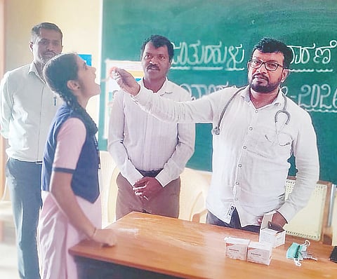 ಸರಗೂರು ತಾಲೂಕಿನ ಡಾ.ಅಂಬೇಡ್ಕರ್ ವಸತಿ ಶಾಲೆಯಲ್ಲಿ ಆಯೋಜಿಸ್ದಿ ರಾಷ್ಟ್ರೀಯ ಜಂತು ಹುಳು ನಿವಾರಣಾ ಕಾರ್ಯಕ್ರಮದಲ್ಲಿ ಡಾ.ಚಂದ್ರಶೇಖರ ಜಂತು ನಿವಾರಕ ಮಾತ್ರೆ ನೀಡಿದರು. 