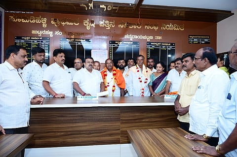 ಶ್ರವಣಬೆಳಗೊಳ ಹೋಬಳಿಯ ಪೂಮಡಿಹಳ್ಳಿ ಕೃಷಿ ಪತ್ತಿನ ಸಹಕಾರ ಸಂಘದ ಅಧ್ಯಕ್ಷರಾಗಿ ಪಿ.ಕೆ.ನಾಗರಾಜು, ಉಪಾಧ್ಯಕ್ಷರಾಗಿ ಆಯ್ಕೆಯಾದ ಮಂಜಪ್ಪ ಅವರನ್ನು ಸಿ.ಎನ್.ಬಾಲಕೃಷ್ಣ ಅಭಿನಂದಿಸಿದರು. ಬಸವರಾಜು ಪ್ರಭು, ಸ್ನೇಹಜೀವಿ ಮಂಜು ಗಣೇಶ, ನಿಖಿಲ್ ಬೋರೇಗೌಡ, ಕೃಷ್ಣೇಗೌಡ, ಶಕುಂತಲಾ ಮಲ್ಲೇಶ್, ಶಾಂತ ಪುಟ್ಟಸ್ವಾಮಿ, ರಾಜಶೇಖರ್, ಮುಖಂಡರಾದ ದೇವರಾಜೇಗೌಡ, ಪಿ.ಕೆ.ಮಂಜೇಗೌಡ ಇತರರಿದ್ದರು.