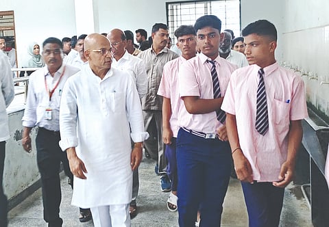 ಸೇಡಂ ತಾಲೂಕಿನ ಮುಧೋಳ ಇಂದಿರಾಗಾಂಧಿ ವಸತಿಶಾಲೆಗೆ ಸಚಿವ ಡಾ.ಶರಣಪ್ರಕಾಶ ಪಾಟೀಲ್​ ಭೇಟಿ ನೀಡಿ ಪರಿಶೀಲಿಸಿದರು. ತಹಸೀಲ್ದಾರ್​ ಶ್ರೀಯಾಂಕಾ ಧನಶ್ರೀ, ಟಿಎಚ್​ಒ ಡಾ.ಸಂಜೀವಕುಮಾರ ಪಾಟೀಲ್​ ಇತರರಿದ್ದರು.