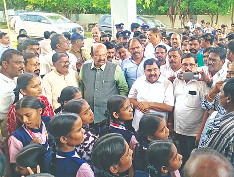  ಸೇಡಂ ತಾಲೂಕಿನ ಮುಧೋಳದ ಇಂದಿರಾಗಾಂಧಿ ವಸತಿಶಾಲೆಗೆ ಬಿಜೆಪಿ ಟಕದ ನಿಯೋಗ ಭೇಟಿ ನೀಡಿ ಮಕ್ಕಳ ಸಮಸ್ಯೆ ಆಲಿಸಿತು. ಮಾಜಿ ಸಂಸದ ಡಾ.ಉಮೇಶ ಜಾಧವ್​, ಶಾಸಕ ಬಸವರಾಜ ಮತ್ತಿಮಡು, ಮಾಜಿ ಶಾಸಕ ರಾಜಕುಮಾರ ಪಾಟೀಲ್​, ಜಿಲ್ಲಾಧ್ಯಕ್ಷ ಅಶೋಕ ಬಗಲಿ ಇತರರಿದ್ದರು.