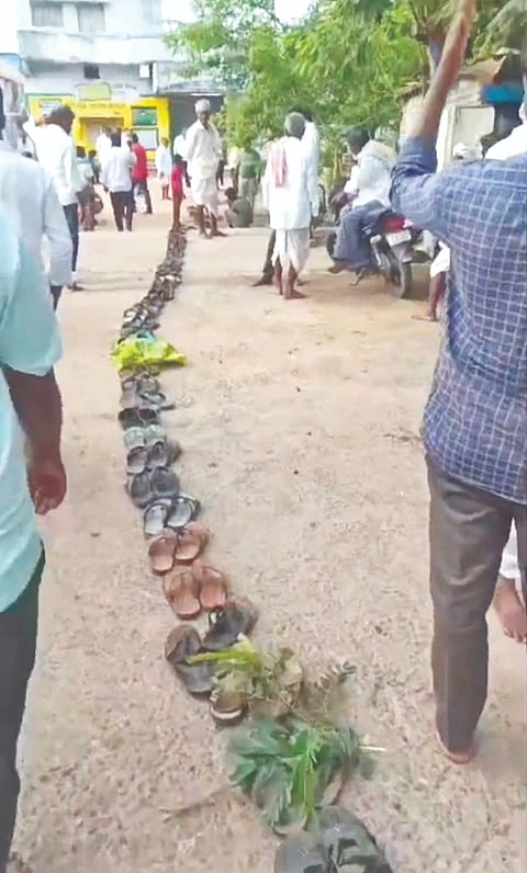  ಸೇಡಂ ತಾಲೂಕು ಒಕ್ಕುಲುತನ ಹುಟ್ಟುವಳಿ ಮಾರಾಟ ಸಹಕಾರ ಸಂದ ಕಚೇರಿ ಮುಂಭಾಗದಲ್ಲಿ ರಸಗೊಬ್ಬರಕ್ಕಾಗಿ ಸರದಿ ಸಾನಲ್ಲಿ ಪಾದರೆ ಇಟ್ಟಿರುವುದು. 