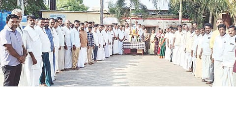 ಸಿದ್ದಾಪುರ ಗ್ರಾಪಂ ಕಚೇರಿಯಲ್ಲಿ ಶಿವಶರಣೆ ಹೇಮರಡ್ಡಿ ಮಲ್ಲಮ್ಮ ಜಯಂತಿ ಆಚರಿಸಲಾಯಿತು. ಪ್ರಮುಖರಾದ ಬಸವರಾಜ, ಜನಗಂಡೆಪ್ಪ ಪೂಜಾರ್, ವೆಂಕಟೇಶ್, ಪಂಪನಗೌಡ ಸುಜುಕಿ, ಬಸವರಾಜ ಹಳೇಮನಿ ಇದ್ದರು.