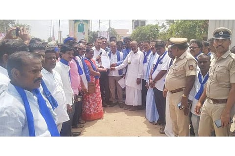 ಹದ್ದಿನಾಳ ಗ್ರಾಮದ ಯುವಕ ಭೂಮಾನಂದ ಹತ್ಯೆಯನ್ನು ಖಂಡಿಸಿ ಕರ್ನಾಟಕ ದಲಿತ ಸಂಘಷರ್ ಸಮಿತಿಗಳ ಒಕ್ಕೂಟದಿಂದ ಸಿರವಾರ ತಹಸೀಲ್ದಾರ್ ಅಶೋಕ ಪವಾರ್ ಅವರಿಗೆ ಮನವಿ ಸಲ್ಲಿಸಲಾಯಿತು. ಪ್ರಮುಖರಾದ ರಾಜಪ್ಪ ಹೊನ್ನಟಗಿ, ಬಡ್ಡ ಹನುಮಂತಪ್ಪ, ಬಸವರಾಜ ಭಂಡಾರಿ, ಅಬ್ರಹಾಂ ಹೊನ್ನಟಗಿ, ಮಲ್ಲಪ್ಪ ದೊಡ್ಮನೆ, ಎಂ.ಮನೋಹರ, ವಿಜಯರಾಣಿ, ಮತ್ತಾಯಪ್ಪ, ಅರಳಪ್ಪ ಯದ್ದಲದಿನ್ನಿ, ಬಿ.ರಾಮಯ್ಯ, ಜಯಪ್ಪ ಗುತ್ತೆದಾರ್ ಇತರರಿದ್ದರು.