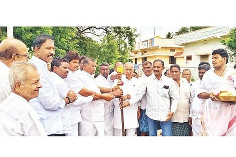 ತಾಲೂಕಿನ ಚಾಗಬಾವಿ ಗ್ರಾಮದಲ್ಲಿ ಕೆಕೆಆರ್ಡಿಬಿ ಅನುದಾನದಲ್ಲಿ ರಸ್ತೆ ಕಾಮಗಾರಿಗೆ ಸೀಮಿತ ಪೂಜೆ ಮಾಡಿದ ಮಾಜಿ ಸಚಿವ ಎನ್.ಎಸ್.ಭೋಸರಾಜು, ಶಾಸಕ ಜಿ.ಹಂಪಯ್ಯ ನಾಯಕ ಸೇರಿದಂತೆ ಅನೇಕರು ಇದ್ದರು.ಸಿರವಾರ ಪಟ್ಟಣ ಪಂಚಾಯತಿ ಅಧ್ಯಕ್ಷ ಹಾಜಿಚೌದ್ರಿ, ಕಾಂಗ್ರೆಸ್ ಮುಖಂಡರಾದ ಶರಣಯ್ಯ ನಾಯಕ, ಶ್ರೀನಿವಾಸ್, ರಮೇಶ್ ದರ್ಶನಕರ್, ಚಂದು ಸಾಹುಕಾರ್ ಕಳಸ,ಬಸವರಾಜ್, ಉದಯ ಸಾಹುಕಾರ್ ಇದ್ದರು.