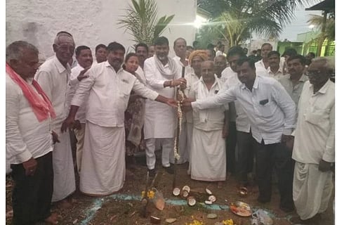 ಉಮಲೂಟಿಯಲ್ಲಿ 24 ಲಕ್ಷ ರೂ. ವೆಚ್ಚದ ಸಿಸಿ ರಸ್ತೆ ನಿರ್ಮಾಣ ಕಾಮಗಾರಿಗೆ ಶಾಸಕ ಆರ್.ಬಸನಗೌಡ ತುರ್ವಿಹಾಳ ಭೂಮಿಪೂಜೆ ನೆರವೇರಿಸಿದರು. ಎಪಿಎಂಸಿ ಅಧ್ಯಕ್ಷ ಸಿದ್ದನಗೌಡ ಮಾಟೂರು, ಮಾಜಿ ನಿರ್ದೇಶಕ ಶಂಕರಗೌಡ ಉಮಲೂಟಿ, ಯಮನೂರ, ವೀರಭದ್ರಗೌಡ ಉಮಲೂಟಿ, ಮುದ್ದನಗೌಡ, ಮಹಿಳಾ ಕಾಂಗ್ರೆಸ್ ಅಧ್ಯಕ್ಷ ಬೇಗಂ ಹವಾಲ್ದಾರ್ ಇತರರಿದ್ದರು.