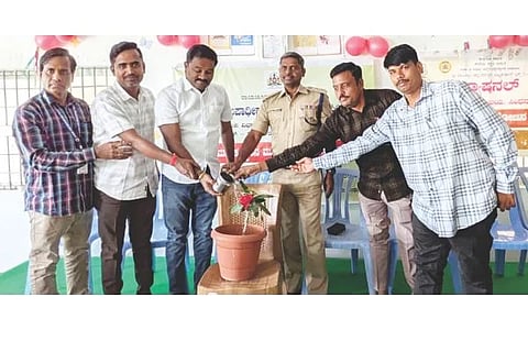 ಸಿಂಧನೂರು ವಿಸಿಬಿ ಪದವಿ ಪೂರ್ವ ಹಾಗೂ ನ್ಯಾಷನಲ್ ಪದವಿ ಮಹಾವಿದ್ಯಾಲಯದಲ್ಲಿ ಹಮ್ಮಿಕೊಂಡಿದ್ದ ಚರ್ಚಾ ಸ್ಪರ್ಧೆ ಕಾರ್ಯಕ್ರಮವನ್ನು ಡಿವೈಎಸ್ಪಿ ಜಿ.ಚಂದ್ರಶೇಖರ ಉದ್ಘಾಟಿಸಿದರು. ನಗರ ಠಾಣೆ ಸಿಪಿಐ ವೀರಾರೆಡ್ಡಿ, ಪಾಟೀಲ್ ಶಿಕ್ಷಣ ಸಂಸ್ಥೆ ಕಾರ್ಯದರ್ಶಿ ಆರ್.ಸಿ.ಪಾಟೀಲ್, ಪ್ರಾಚಾರ್ಯರಾದ ರಾಮಲಿಂಗಯ್ಯ, ನಾಗರಾಜ ಪತ್ತಾರ ಇದ್ದರು.