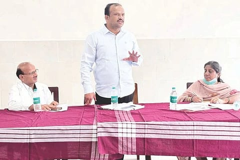 ಸಿಂಧನೂರು ಸಾರ್ವಜನಿಕ ಆಸ್ಪತ್ರೆಯಲ್ಲಿ ವೈದ್ಯಾಧಿಕಾರಿಗಳು ಹಾಗೂ ಸಿಬ್ಬಂದಿಯೊಂದಿಗೆ ಸಭೆಯನ್ನು ಎಂಎಲ್‌ಸಿ ಬಸನಗೌಡ ಬಾದರ್ಲಿ ನಡೆಸಿದರು. ಡಿಎಚ್‌ಒ ನಂದಿತಾ, ಆಸ್ಪತ್ರೆ ಮುಖ್ಯಾಧಿಕಾರಿ ಸುರೇಶಗೌಡ ಇದ್ದರು.