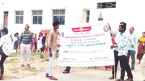 ತುರ್ವಿಹಾಳದಲ್ಲಿ ಸರ್ಕಾರಿ ಪ್ರಥಮ ದರ್ಜೆ ಕಾಲೇಜು ವಿದ್ಯಾರ್ಥಿಗಳಿಂದ ಎಸ್‌ಐಆರ್ ಕುರಿತು ಜಾಗೃತಿ ಜಾಥಾ ನಡೆಯಿತು.