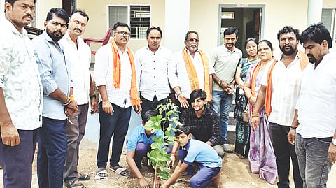 ಸಿಂಧನೂರಿನಲ್ಲಿ ವೃಕ್ಷರೋಪಣ ಕಾರ್ಯಕ್ರಮ ನಡೆಯಿತು. ವಿಶ್ವ ಹಿಂದೂ ಪರಿಷತ್ ಜಿಲ್ಲಾ ಧರ್ಮ ಪ್ರಚಾರದ ಪ್ರಮುಖ ಜಿ.ಕೆ.ವಿಶ್ವನಾಥ ಚೌಧರಿ, ತಾಲೂಕು ಅಧ್ಯಕ್ಷ ದೇವರಾಜ ಪಾಟೀಲ್, ಬಜರಂಗದಳದ ಜಿಲ್ಲಾ ಸಂಯೋಜಕ ಬಸವರಾಜ ಸಾಲಗುಂದ, ಮುಖ್ಯಶಿಕ್ಷಕ ಸಂಗಯ್ಯ ಸಾಲಿಮಠ, ಪ್ರಮುಖರಾದ ಪ್ರವೀಣಕುಮಾರ, ಮನೋಹರ್ ಇತರರಿದ್ದರು.