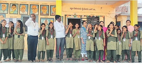 ಜವಳಗೇರಾದ ಪಬ್ಲಿಕ್ ಶಾಲೆಯಲ್ಲಿ ರಾಷ್ಟ್ರೀಯ ಜಂತುಹುಳು ನಿವಾರಣಾ ಕಾರ್ಯಕ್ರಮ ನಿಮಿತ್ತ ಮಕ್ಕಳಿಗೆ ಮಾತ್ರೆ ನುಂಗಿಸಲಾಯಿತು. ಮುಖ್ಯಶಿಕ್ಷಕರಾದ ಜಿ.ಎಸ್.ಪಾಟೀಲ್, ಹನುಮಂತಪ್ಪ ನಾಯಕ, ವೈದಾಧಿಕಾರಿ ಉಮೈ ಅಮೇರಾ, ಕ್ಷೇತ್ರ ಆರೋಗ್ಯ ಶಿಕ್ಷಣಾಧಿಕಾರಿ ಬಾಲಪ್ಪ ನಾಯಕ ಇತರರಿದ್ದರು.
