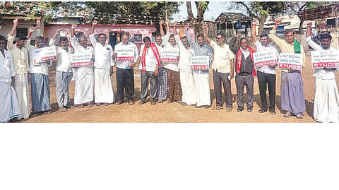 ಸಿಂಧನೂರಿನ ಏಳುಮೈಲ್ ಕ್ಯಾಂಪ್‌ನಲ್ಲಿ ಕರ್ನಾಟಕ ಹಮಾಲರ ಸಂಘದಿಂದ ಜಾಗೃತಿ ಆಂದೋಲನ ನಡೆಯಿತು. ಕೆಆರ್‌ಎಸ್ ಜಿಲ್ಲಾ ಕಾರ್ಯದರ್ಶಿ ಚಿಟ್ಟಿಬಾಬು, ಕಾಮ್ರೇಡ್ ರಮೇಶ ಪಾಟೀಲ್, ಸಿಪಿಐಎಂಎಲ್ ಮಾಸ್ ಲೈನ್ ತಾಲೂಕು ಕಾರ್ಯದರ್ಶಿ ಯಲ್ಲಪ್ಪ ಚಿಕ್ಕಬೇರ‌್ಗಿ ಇದ್ದರು.