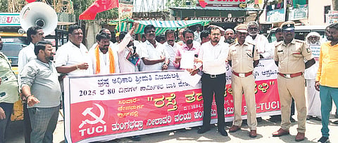 ತುಂಗಭದ್ರ ನೀರಾವರಿ ವಲಯ ಹಂಗಾಮಿ ಕಾರ್ಮಿಕರ ಸಂಘದ ಸದಸ್ಯರು ತಹಸೀಲ್ದಾರ್ ಅಶೋಕ ಪವಾರ್‌ಗೆೆ ಮನವಿ ಸಲ್ಲಿಸಿದರು. ಸಂಘದ ಅಧ್ಯಕ್ಷ ಆರ್. ಮಾನಸಯ್ಯ, ಟ್ರೇಡ್ ಯೂನಿಯನ್ ಸೆಂಟರ್ ಆಫ್ ಇಂಡಿಯಾ ರಾಜ್ಯ ಕಾರ್ಯದರ್ಶಿ ಎಂ. ಗಂಗಾಧರ, ಸಂಘದ ಸದಸ್ಯರು ಇದ್ದರು.