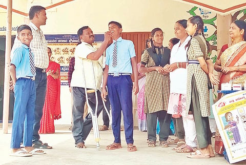 ಸಿರವಾರ ಬಾಲಕಿಯರ ಸರ್ಕಾರಿ ಪ್ರೌಢಶಾಲೆಯಲ್ಲಿ ವಿದ್ಯಾರ್ಥಿಗಳಿಗೆ ಜಂತುಹುಳು ನಿವಾರಣೆ ಮಾತ್ರೆ ನೀಡಲಾಯಿತು. 