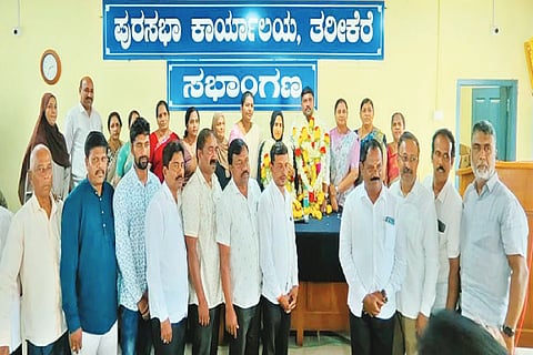 ತರೀಕೆರೆ ಪುರಸಭೆಗೆ ನೂತನ ಉಪಾಧ್ಯಕ್ಷೆ ಹಾಗೂ ಸ್ಥಾಯಿ ಸಮಿತಿ ಅಧ್ಯಕ್ಷರಾಗಿ ಅವಿರೋಧ ಆಯ್ಕೆಯಾದ ಶಮೀಮ್ ಭಾನು ಮತ್ತು ಟಿ.ಎಸ್.ಚೇತನ್ ಅವರನ್ನು ಸಹ ಸದಸ್ಯರು ಅಭಿನಂದಿಸಿದರು. 