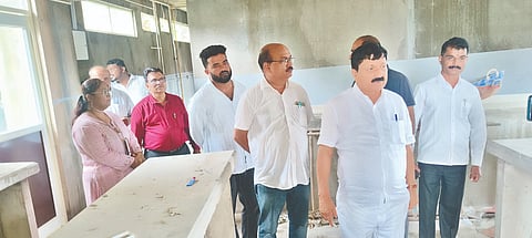 ತೀರ್ಥಹಳ್ಳಿ ಪಟ್ಟಣದಲ್ಲಿ ನಿರ್ಮಾಣವಾಗುತ್ತಿರುವ ಇಂದಿರಾ ಕ್ಯಾಂಟೀನ್​ ಕಟ್ಟಡವನ್ನು ಶಾಸಕ ಆರಗ ಜ್ಞಾನೇಂದ್ರ ವೀಸಿದರು. ರತ್ನಾಕರ ಶೆಟ್ಟಿ, ಸಂದೇಶ್​ ಜವಳಿ, ವಹಿದಾ ಇತರರಿದ್ದರು.