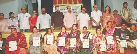 ತೀರ್ಥಹಳ್ಳಿಯಲ್ಲಿ ಕುರುವಳ್ಳಿಯ 19 ಜೋಪಡಿ ವಾಸಿಗಳ ಕುಟುಂಬಕ್ಕೆ ಹಕ್ಕುಪತ್ರ ವಿತರಿಸಲಾಯಿತು. ಆರಗ ಜ್ಞಾನೇಂದ್ರ, ಆರ್​.ಎಂ.ಮಂಜುನಾಥ ಗೌಡ, ಜಿ.ಪಲ್ಲವಿ, ಸಚ್ಚಿಂದ್ರ ಹೆಗ್ಗಡೆ, ರತ್ನಾಕರ ಶೆಟ್ಟಿ ಇತರರಿದ್ದರು. 