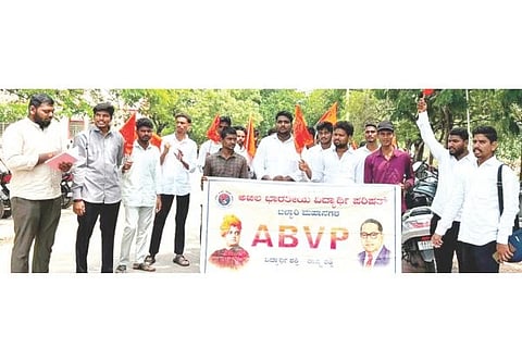 ಬಳ್ಳಾರಿ ವಿಎಸ್‌ಕೆ ವಿವಿಯಲ್ಲಿ ಎಬಿವಿಪಿ ಪದಾಧಿಕಾರಿಗಳು ಪ್ರತಿಭಟನೆ ನಡೆಸಿದರು. ಕೆ.ದಿಲೀಪ್, ಧನುಷ್ ಕುಮಾರ್, ಹಮ್ಮಿಗೇಶ, ದರ್ಶನ, ಮಾರುತಿ, ಶ್ರೀಕಾಂತ್, ಕೃಷ್ಣ, ಶರತ್ ಇತರರಿದ್ದರು.
