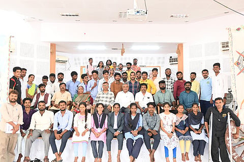 ಬಳ್ಳಾರಿಯ ವಿಎಸ್‌ಕೆ ವಿವಿಯಲ್ಲಿ ಆಯೋಜಿಸಿದ್ದ ಹತ್ತು ದಿನಗಳ ರಾಷ್ಟ್ರಿಯ ರಂಗಭೂಮಿ ಕಾರ್ಯಾಗಾರದ ಸಮಾರೋಪ ಕಾರ್ಯಕ್ರಮ ನಡೆಯಿತು. ವಿವಿ ಕುಲಸಚಿವ ಪ್ರೊ.ವಿ.ಲೋಕೇಶ್, ಪ್ರೊ.ಶಾಂತನಾಯ್ಕೊ, ಪ್ರೊ.ರಾಬರ್ಟ್ ಜೋಸ್, ಕಲಾವಿದರಾದ ಟಿ.ಕೊಟ್ರಪ್ಪ , ವೀಣಾ, ರಂಗ ನಿರ್ದೇಶಕ ಮಹೇಶ್, ಡಾ.ಅಣ್ಣಾಜಿ ಕೃಷ್ಣಾರೆಡ್ಡಿ ಇದ್ದರು.