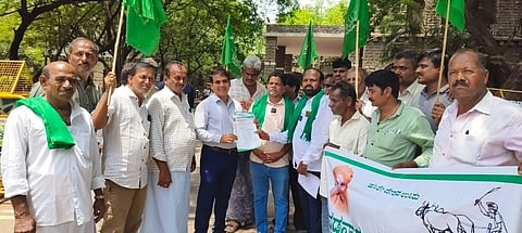ಬಳ್ಳಾರಿಯ ಡಿಸಿ ಕಚೇರಿ ಆವರಣದಲ್ಲಿ  ಕನ್ನಡ ನಾಡು ರೈತ ಸಂಘದಿಂದ ಹೆಲ್ಮೆಟ್ ಕಡ್ಡಾಯಗೊಳಿಸಬಾರದು ಎಂಬುದಾಗಿ ಎಡಿಸಿ ಮಹಮ್ಮದ್ ಎನ್.ಜುಬೇರ್ ಅವರಿಗೆ ಮನವಿ ಸಲ್ಲಿಸಲಾಯಿತು. ಸಂಘದ ರಾಜ್ಯಾಧ್ಯಕ್ಷ ಈಶ್ವರಪ್ಪ ಮೆಣಸಿನ, ಪದಾಧಿಕಾರಿಗಳಾದ ಆರ್. ಪ್ರಹ್ಲಾದ್, ಕಣ್ಣಿ ಶಿವಮೂರ್ತಿ,  ವಿಜಯಕುಮಾರ್, ಎನ್. ಯುವರಾಜ್, ವಿರೂಪಾಕ್ಷಿ ರೆಡ್ಡಿ, ಶ್ರೀನಿವಾಸ ರೆಡ್ಡಿ ಇತರರಿದ್ದರು.