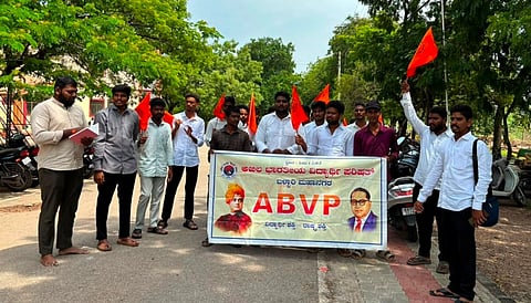 ಬಳ್ಳಾರಿಯ ವಿಎಸ್‌ಕೆ ವಿವಿ ಆವರಣದಲ್ಲಿ ಪರೀಕ್ಷಾ ಫಲಿತಾಂಶದಲ್ಲಿ ಹಗರಣ ನಡೆದಿದೆ ಎಂಬುದಾಗಿ ಆರೋಪಿಸಿ ಎಬಿವಿಪಿ ಸಂಘಟನೆಯ ಪದಾಧಿಕಾರಿಗಳು ಪ್ರತಿಭಟಿಸಿದರು. ಸಂಘಟನೆ ಪದಾಧಿಕಾರಿಗಳಾದ ಕೆ.ದಿಲೀಪ್, ಧನುಷ್ ಕುಮಾರ್, ಹಮ್ಮಿಗೇಶ, ದರ್ಶನ್ ಮಾರುತಿ, ಶ್ರೀಕಾಂತ್, ಕೃಷ್ಣ, ಶರತ್ ಇದ್ದರು.