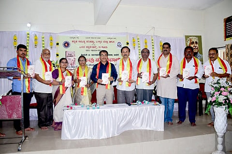 ಬಳ್ಳಾರಿಯ ಕನ್ನಡ ಭವನದಲ್ಲಿ ಕವಯಿತ್ರಿ ಟಿ.ಲೀಲಾವತಿ ಅವರ ‘ಒಲವು ಮೂಡಿದಾಗ ’ ಕವನ ಸಂಕಲನ ಬಿಡುಗಡೆಗೊಳಿಸಲಾಯಿತು. ಎಡಿಸಿ ಮಹಮ್ಮದ್ ಎನ್.ಜುಬೇರ್, ಕಸಾಪ ಜಿಲ್ಲಾಧ್ಯಕ್ಷ ನಿಷ್ಠಿ ರುದ್ರಪ್ಪ, ಪ್ರಾಂಶುಪಾಲೆ ಡಾ.ಶಾಂತಲಾ, ಕವಯಿತ್ರಿ ಟಿ.ಲೀಲಾವತಿ, ಕನ್ನಡ ಮತ್ತು ಸಂಸ್ಕೃತಿ ಇಲಾಖೆಯ ಸಹಾಯಕ ನಿರ್ದೇಶಕ ಬಿ. ನಾಗರಾಜ, ಜಿಲ್ಲಾ ಪರಿಶಿಷ್ಟ ವರ್ಗಗಳ ಅಧಿಕಾರಿ ಶಾಶು, ಬಲಿಜ ಸಂಘದ ಅಧ್ಯಕ್ಷ ರಮೇಶ ಬುಜ್ಜಿ ಇತರರಿದ್ದರು.