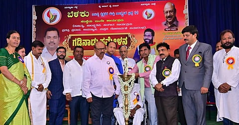 ಬಳ್ಳಾರಿಯ ಡಾ.ಜೋಳದರಾಶಿ ದೊಡ್ಡನಗೌಡ ರಂಗಮಂದಿರದಲ್ಲಿ ಆಯೋಜಿಸಿದ್ದ ಗಣಿನಾಡು ಸಮ್ಮೇಳನ ಕಾರ್ಯಕ್ರಮವನ್ನು ಕೇಂದ್ರ ಸಾಹಿತ್ಯ ಅಕಾಡೆಮಿ ಪ್ರಶಸ್ತಿ ಪುರಸ್ಕೃತ ಅಮರೇಶ್ ನುಗಡೋಣಿ ಉದ್ಘಾಟಿಸಿದರು. ಟ್ರಸ್ಟ್ ಅಧ್ಯಕ್ಷ ಅಣ್ಣಪ್ಪ ಮೇಟಿಗೌಡ, ಕನ್ನಡ ಮತ್ತು ಸಂಸ್ಕೃತಿ ಇಲಾಖೆಯ ನಿವೃತ್ತ ಉಪ ನಿರ್ದೇಶಕ ಚೋರನೂರು ಕೊಟ್ರಪ್ಪ, ಕಲಾವಿದರ ಸಂಘದ ಜಿಲ್ಲಾಧ್ಯಕ್ಷ ಯಲ್ಲನಗೌಡ ಶಂಕರಬಂಡೆ, ಬೆಳಕು ಸಂಸ್ಥೆಯ ಗೌರವಾಧ್ಯಕ್ಷ ಡಾ.ಮಲ್ಲಿಕಾರ್ಜುನ ಹಿರೇಮಠ ಇತರರಿದ್ದರು.
