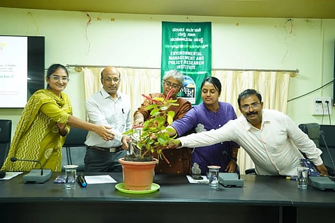 ಬಳ್ಳಾರಿಯ ಜಿಪಂ ಸಭಾಂಗಣದಲ್ಲಿ ಆಯೋಜಿಸಿದ್ದ ರಾಜ್ಯ ಹವಾಮಾನ ಬದಲಾವಣೆಯ ಕುರಿತು ಕ್ರಿಯಾ ಯೋಜನೆ ತರಬೇತಿ ಕಾರ್ಯಾಗಾರವನ್ನು ಜಿಪಂ ಮುಖ್ಯಯೋಜನಾಧಿಕಾರಿ ವಾಗೀಶ್ ಶಿವಾಚಾರ್ಯ ಉದ್ಘಾಟಿಸಿದರು. ಸಂಶೋಧನಾ ವಿಜ್ಞಾನಿಗಳಾದ ಡಾ.ಬಿ.ವಿ.ಶೃತಿ, ದೀಪಾ ರಾಣಿ, ರುಚಿತಾ, ಎನ್ ಆರ್‌ಡಿಎಂಎಸ್ ಅಧಿಕಾರಿ ರಾಮಚಂದ್ರ ರೆಡ್ಡಿ ಇದ್ದರು.