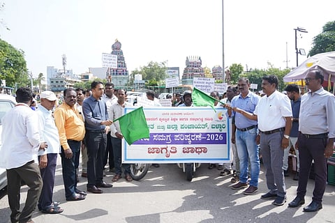 ಬಳ್ಳಾರಿಯ ಕನಕ ದುರ್ಗಮ್ಮ ದೇವಸ್ಥಾನ ಆವರಣದಲ್ಲಿ ಎಸ್‌ಐಆರ್ ಜಾಗೃತಿ ಅಂಗವಾಗಿ ತ್ರಿಚಕ್ರ ವಾಹನ ರ‌್ಯಾಲಿಗೆ ಜಿಪಂ ಸಿಇಒ ಮಹಮ್ಮದ್ ಹ್ಯಾರಿಸ್ ಸುಮೈರ್ ಚಾಲನೆ ನೀಡಿದರು. ಜಿಪಂ ಕಾರ್ಯದರ್ಶಿ ಶಶಿಕಾಂತ್ ಶಿವಪುರೆ, ಜಿಪಂ ಸಹಾಯಕ ನಿರ್ದೇಶಕ ಬಸವರಾಜ ಹಿರೇಮಠ, ತಾಪಂ ಇಒ ಶ್ರೀಧರ್, ಜಿಲ್ಲಾ ಅಂಗವಿಕಲರ ಕಲ್ಯಾಣಾಧಿಕಾರಿ ಗೋವಿಂದಪ್ಪ ಇದ್ದರು.