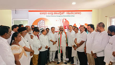 ಬಳ್ಳಾರಿಯ ಜಿಲ್ಲಾ ಕಾಂಗ್ರೆಸ್ ಕಚೇರಿಯಲ್ಲಿ ಆಯೋಜಿಸಿದ್ದ   ಕ್ರಾಂತಿ ಜ್ಯೋತಿ ದಿನಾಚರಣೆ ಕಾರ್ಯಕ್ರಮದಲ್ಲಿ  ಸಚಿವ ಈಶ್ವರ ಬಿ.ಖಂಡ್ರೆ ಮಾತನಾಡಿದರು. ಕಾಂಗ್ರೆಸ್ ಜಿಲ್ಲಾಧ್ಯಕ್ಷ ಅಲ್ಲಂ ಪ್ರಶಾಂತ್, ಮೇಯರ್ ಪಿ.ಗಾದೆಪ್ಪ, ಲಿಡ್ಕರ್ ಅಧ್ಯಕ್ಷ ಮುಂಡರಗಿ ನಾಗರಾಜ, ಬುಡಾ ಅಧ್ಯಕ್ಷ ಜೆ.ಎಸ್.ಆಂಜನೇಯಲು, ಮುಖಂಡರಾದ ಬೋಯಪಾಟಿ ವಿಷ್ಣು, ಮಹಮ್ಮದ್ ರಫೀಕ್, ಹುಮಾಯಾನ ಖಾನ್ ಇತರರಿದ್ದರು.