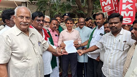 ಬಳ್ಳಾರಿಯ ಡಿಸಿ ಕಚೇರಿ ಮುಂಭಾಗದಲ್ಲಿ  ನಾನಾ ಬೇಡಿಕೆಗಳ ಈಡೇರಿಕೆಗಾಗಿ ಆಗ್ರಹಿಸಿ, ಸಂಯುಕ್ತ ಹೋರಾಟ ಕರ್ನಾಟಕ ಹಾಗೂ ಜಂಟಿ ಕಾರ್ಮಿಕರ ಸಂಘಟನೆಯಿಂದ ಎಡಿಸಿ ಮಹಮ್ಮದ್ ಎನ್.ಜುಬೇರ್ ಅವರಿಗೆ ಮನವಿ ಸಲ್ಲಿಸಲಾಯಿತು. ಸಂಘಟನೆಯ ಪದಾಧಿಕಾರಿಗಳಾದ ಸತ್ಯಬಾಬು, ಆರ್.ಮಾಧವರೆಡ್ಡಿ, ಶಿವಶಂಕರ್, ಡಿ.ವಿ.ಸೂರ್ಯನಾರಾಯಣ, ದೇವದಾಸ್, ಟಿ.ಜಿ.ವಿಠ್ಠಲ್ ಇತರರಿದ್ದರು.