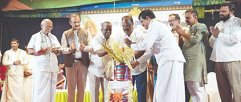 ಬಳ್ಳಾರಿಯ ರಾಘವ ಕಲಾಮಂದಿರದಲ್ಲಿ ಕರಾವಳಿ ಸಾಂಸ್ಕೃತಿಕ ಸಂಘದ ನೂತನ ಅವತರಿಣಿಕೆ ಬಿಡುಗಡೆ ಕಾರ್ಯಕ್ರಮವನ್ನು ಶಾಸಕ ಗುರ್ಮೆ ಸುರೇಶ್‌ಶೆಟ್ಟಿ ಉದ್ಘಾಟಿಸಿದರು. ಮಾಜಿ ಶಾಸಕ ಜಿ.ಸೋಮಶೇಖರರೆಡ್ಡಿ, ಕರ್ನಾಟಕ ಬ್ಯಾಂಕ್ ನಿರ್ದೇಶಕ ಕೆ. ಗುರುರಾಜ ಆಚಾರ್ಯ, ಬಿಜೆಪಿ ಜಿಲ್ಲಾಧ್ಯಕ್ಷ ಅನಿಲ್ ಕುಮಾರ ಮೋಕಾ, ಪಾಲಿಕೆ ಸದಸ್ಯ ಶ್ರೀನಿವಾಸ್ ಮೋತ್ಕರ್, ವೈದ್ಯ ಡಾ.ಪಿ.ರಾಧಾಕೃಷ್ಣ ರಾವ್, ಹೋಟೆಲ್ ಉದ್ಯಮಿ ಕೆ.ಎಲ್.ಜನಾರ್ದನರಾವ್ ಇದ್ದರು.