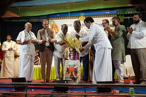 ಬಳ್ಳಾರಿಯ ರಾಘವ ಕಲಾಮಂದಿರದಲ್ಲಿ ಆಯೋಜಿಸಿದ್ದ ಕರಾವಳಿ ಸಾಂಸ್ಕೃತಿಕ ಸಂಘದ ನೂತನ ಅವತರಣಿಕೆಯ ಕಾರ್ಯಕ್ರಮವನ್ನು ಶಾಸಕ ಗುರ್ಮೆ ಸುರೇಶ್‌ಶೆಟ್ಟಿ ಉದ್ಘಾಟಿಸಿದರು. ಮಾಜಿ ಶಾಸಕ ಜಿ.ಸೋಮಶೇಖರರೆಡ್ಡಿ, ಕರ್ನಾಟಕ ಬ್ಯಾಂಕ್ ನಿರ್ದೇಶಕ ಕೆ. ಗುರುರಾಜ ಆಚಾರ್ಯ, ಬಿಜೆಪಿ ಜಿಲ್ಲಾಧ್ಯಕ್ಷ ಅನಿಲ್ ಕುಮಾರ ಮೋಕಾ, ಪಾಲಿಕೆ ಸದಸ್ಯ ಶ್ರೀನಿವಾಸ್ ಮೋತ್ಕರ್, ವೈದ್ಯ ಡಾ.ಪಿ.ರಾಧಾಕೃಷ್ಣ ರಾವ್, ಹೊಟೇಲ್ ಉದ್ಯಮಿ ಕೆ.ಎಲ್.ಜನಾರ್ದನರಾವ್ ಇದ್ದರು.