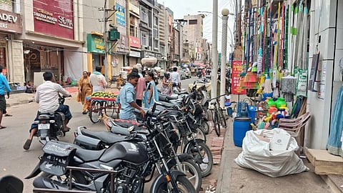 ದಾರಿ ಯಾವುದಯ್ಯ ಪಾದಚಾರಿಗೆ 