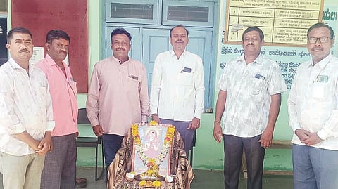 ಯಲಬುರ್ಗಾ ತಾಪಂ ಕಚೇರಿಯಲ್ಲಿ ಹೇಮರಡ್ಡಿ ಮಲ್ಲಮ್ಮ ಜಯಂತಿ ಆಚರಿಸಲಾಯಿತು. ಸಿಬ್ಬಂದಿ ಬಸವರಾಜ ಹಳ್ಳಿ, ಬಸವರಾಜ ಮಾಲಿಪಾಟೀಲ್, ಶರಣಪ್ಪ ಇಂಡಿ, ಪ್ರಶಾಂತ ಬಡಿಗೇರ್, ಉಮೇಶ, ಮಂಜುನಾಥ ನಿಂಗೋಜಿ ಇದ್ದರು.