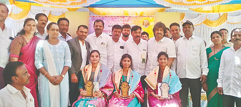 ಆನವಟ್ಟಿಯ ಸರ್ಕಾರಿ ಪ್ರಥಮದರ್ಜೆ ಕಾಲೇಜಿನಲ್ಲಿ ಆಯೋಜಿಸಿದ್ದ ಸಾಂಸತಿಕ ಕಾರ್ಯಕ್ರಮ ಸಮಾರೋಪದಲ್ಲಿ ರ್ಯಾಂಕ್​ ಪಡೆದ ವಿದ್ಯಾರ್ಥಿಗಳನ್ನು ಸನ್ಮಾನಿಸಲಾಯಿತು. ಮಧು ಬಂಗಾರಪ್ಪ, ಆರ್​.ಸಿ.ಭೀಮಪ್ಪ, ಎಚ್​.ಸಿ.ಮಧುಕೇಶ್ವರ ಪಾಟೀಲ್​ ಇತರರಿದ್ದರು.