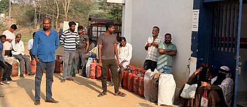 ಗೃಹ ಬಳಕೆ cylinder ಸಿಲಿಂಡರ್​ಗಾಗಿ ಸರದಿಸಾಲಿನಲ್ಲಿ ಕಾಯುತ್ತಿರುವ ಗ್ರಾಹಕರು.