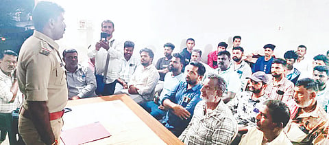 ಬನ್ನೂರಿನ ಆರಕ್ಷಕ ಠಾಣೆಯಲ್ಲಿ ಗೌರಿಗಣೇಶ ಹಬ್ಬದ ಪ್ರಯುಕ್ತ ಸಾರ್ವಜನಿಕ ಶಾಂತಿ ಸಭೆ ಆಯೋಜಿಸಲಾಗಿತ್ತು. ಪೊಲೀಸ್ ನಿರೀಕ್ಷಕ ಸತೀಶ್, ಗ್ರಾಮದ ಮುಖಂಡರು, ಡಿಜೆ ಸೌಂಡ್ ಮಾಲೀಕರು ಇತರರು ಇದ್ದರು.