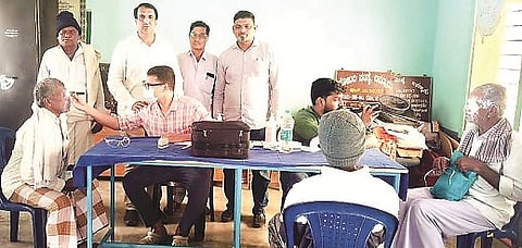 ಬನ್ನೂರಿನಲ್ಲಿ ಶನಿವಾರ ಏರ್ಪಡಿಸಿದ್ದ ಉಚಿತ ಕಣ್ಣಿನ ತಪಾಸಣಾ ಶಿಬಿರದಲ್ಲಿ ವೈದ್ಯರು ರೋಗಿಗಳ ನೇತ್ರ ತಪಾಸಣೆ ನಡೆಸಿದರು. ಡಾ.ಮಹೇಂದ್ರಸಿಂಗ್ ಕಾಳಪ್ಪ, ಕೆ.ರಾಜೇಶ್‌ಕುಮಾರ್, ವಿಜಯ್‌ಕುಮಾರ್, ಯಾಸೀನ್ ಮತ್ತಿತರರಿದ್ದರು.