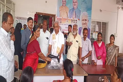 ಭದ್ರಾವತಿಯಲ್ಲಿ ಫಲಾನುಭವಿಗಳಿಗೆ ಶಾಸಕ ಬಿ.ಕೆ.ಸಂಗಮೇಶ್ವರ ಹೊಲಿಗೆ ಯಂತ್ರ ವಿತರಿಸಿದರು. ಬಿ.ಕೆ.ಮೋಹನ್, ಬಸವರಾಜ್ ಆನೆಕೊಪ್ಪ, ಎಸ್.ಕುಮಾರ್, ಬಿ.ಎಸ್.ಗಣೇಶ್ ಇತರರಿದ್ದರು.