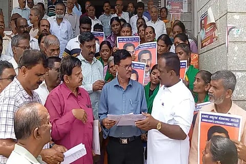  ಅರ್ಹರಿಗೆ ಪಿಂಚಣಿ ಸೌಲಭ್ಯ ಮುಂದುವರಿಸಬೇಕು ಎಂದು ಆಗ್ರಹಿಸಿ ಬಿ.ಎನ್.ರಾಜು, ಸೋಮಣ್ಣ, ಎಂ.ವಿ.ಚಂದ್ರಶೇಖರ್ ಮತ್ತಿತರರು ಗ್ರೇಡ್-2 ತಹಸೀಲ್ದಾರ್ ಸುರೇಶ್ ಅವರಿಗೆ ಮನವಿ ಸಲ್ಲಿಸಿದರು.
