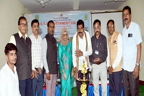 ಚಿಕ್ಕಮಗಳೂರಿನ ಐಡಿಎಸ್‌ಜಿ ಕಾಲೇಜಿನಲ್ಲಿ ಆಯೋಜಿಸಲಾಗಿದ್ದ  ಚಿಕ್ಕಮಗಳೂರು ಇತಿಹಾಸ ದಾಖಲೆ ಕುರಿತ ಎರಡು ದಿನಗಳ ರಾಷ್ಟ್ರೀಯ ಮಟ್ಟದ ವಿಚಾರ ಸಂಕಿರಣವನ್ನು ಶಾಸಕ ಎಚ್‌.ಡಿ.ತಮ್ಮಯ್ಯ ಉದ್ಘಾಟಿಸಿದರು,