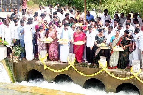 ಚಿಕ್ಕಮಗಳೂರು ತಾಲೂಕು ಬೆಳವಾಡಿ ಕೆರೆಗೆ ಶಾಸಕ ಎಚ್.ಡಿ.ತಮ್ಮಯ್ಯ ಹಾಗೂ ವಿಧಾನ ಪರಿಷತ್ ಸದಸ್ಯೆ ಗಾಯತ್ರಿ ಶಾಂತೇಗೌಡ ಬಾಗಿನ ಅರ್ಪಿಸಿದರು. ಸಿರಾಜ್ ಉನ್ನಿಸಾ, ಅಮೀರ್ ಜಾನ್, ಭಾಗ್ಯ ಚಂದ್ರಶೇಖರ್, ಸುಶೀಲಾ ಕೃಷ್ಣಮೂರ್ತಿ, ರಂಗಸ್ವಾಮಿ, ಪರಮೇಶ್, ಶಂಕರ್ ನಾಯಕ್ ಮತ್ತಿತರರಿದ್ದರು.