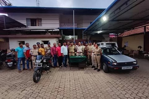 ಚಿಕ್ಕಮಗಳೂರು ಜಿಲ್ಲೆಯ ವಿವಿಧ ದೇವಸ್ಥಾನಗಳಲ್ಲಿ ಕಳ್ಳತನ ಮಾಡಿದ ಆರೋಪಿಗಳನ್ನು ಬಂಧಿಸಿ ವಿಚಾರಣೆ ಮಾಡಿದಾಗ ಹಾಸನ ಜಿಲ್ಲೆಯ ಒಂದು ದೇವಾಲಯ ಸೇರಿದಂತೆ ಒಟ್ಟು ನಾಲ್ಕು ದೇವಸ್ಥಾನಗಳಲ್ಲಿ ಕಳ್ಳತನ ಮಾಡಿರುವುದಾಗಿ ಆರೋಪಿಗಳು ಒಪ್ಪಿಕೊಂಡಿದ್ದಾರೆ.