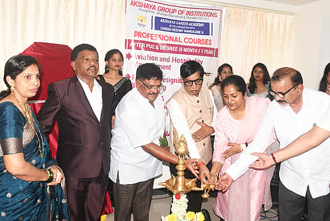 ಚಿಕ್ಕಮಗಳೂರು ಹನುಮಂತಪ್ಪ ವೃತ್ತದಲ್ಲಿ ಅಕ್ಷಯ ಗ್ರೂಪ್ ಆಫ್ ಇನ್ಸ್‌ಟಿಟ್ಯೂಟ್  ವತಿಯಿಂದ ಏರ್ಪಡಿಸಲಾಗಿದ್ದ ನೂತನ ಅಕ್ಷಯ ಕ್ಯಾರಿಯರ್ ಅಕಾಡೆಮಿ ಪ್ರಾರಂಭೋತ್ಸವ ಕಾರ್ಯಕ್ರಮವನ್ನು ವಿಧಾನ ಪರಿಷತ್‌ ಸದಸ್ಯ ಎಸ್‌.ಎಲ್‌.ಭೋಜೇಗೌಡ ಉದ್ಘಾಟಿಸಿದರು.