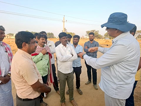 ಚಿಂತಾಮಣಿ ನಗರದ ಸೊಣ್ಣಶೆಟ್ಟಿಹಳ್ಳಿಯಲ್ಲಿ ನಿಮಾರ್ಣವಾಗಲಿರುವ ಕ್ರಿಕೆಟ್​ ಸ್ಟೇಡಿಯಂ ಸ್ಥಳಕ್ಕೆ ಭೇಟಿ ನೀಡಿದ್ದ ಸಚಿವ ಡಾ.ಎಂ.ಸಿ.ಸುಧಾಕರ್​, ಲೋಕೋಪಯೋಗಿ ಇಲಾಖೆ, ನಗರಸಭೆ, ಬೆಸ್ಕಾಂ ಅಧಿಕಾರಿಗಳು ಇದ್ದರು.